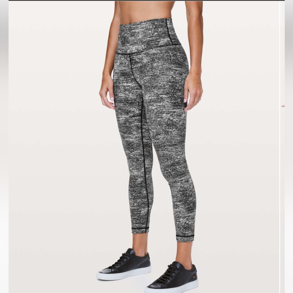 Sz 6 Lululemon Wunder Under full length 26” black white print Hi-Rise 7/8 Tight